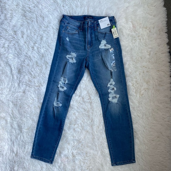 Aeropostale Denim - Aero Distressed High Rise Curvy Jegging.  Size 8S.